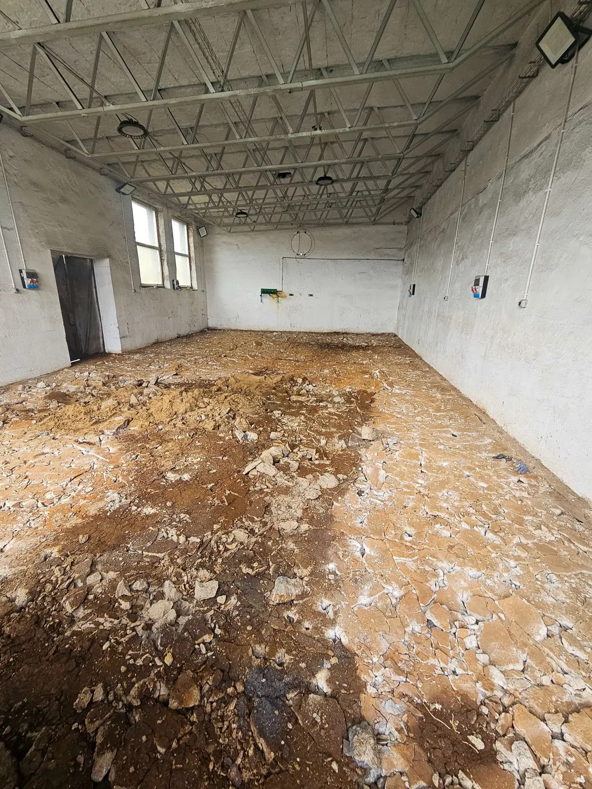Wnętrze po pracach rozbiórkowych