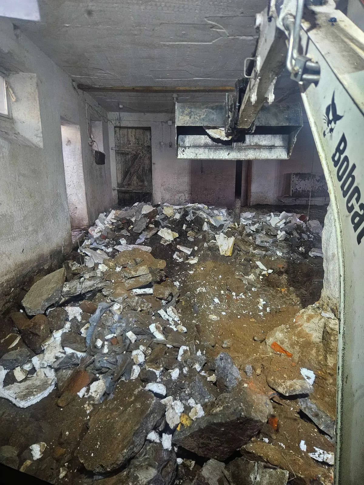 Rozbiórka posadzki wewnątrz budynku