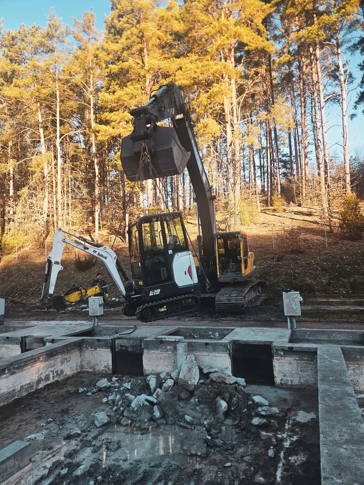 Minikoparka Bobcat Spory Kop podczas prac ziemnych