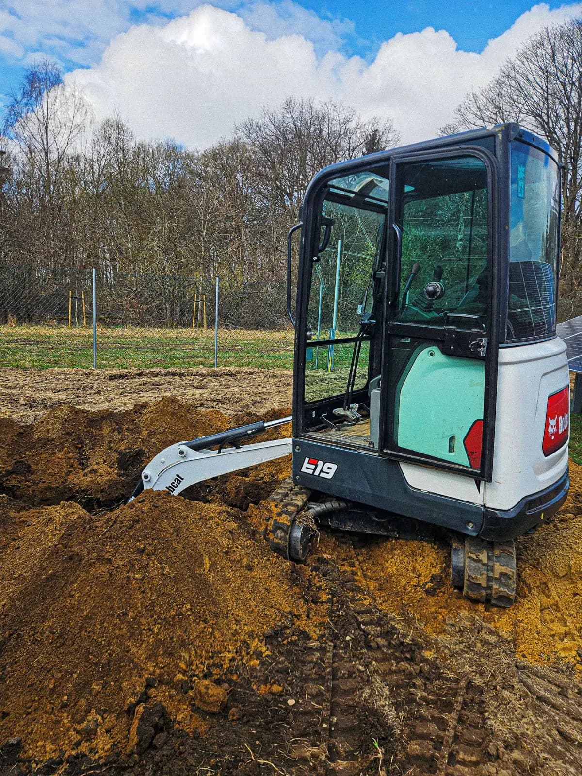 Minikoparka Bobcat podczas wykonywania wykopu